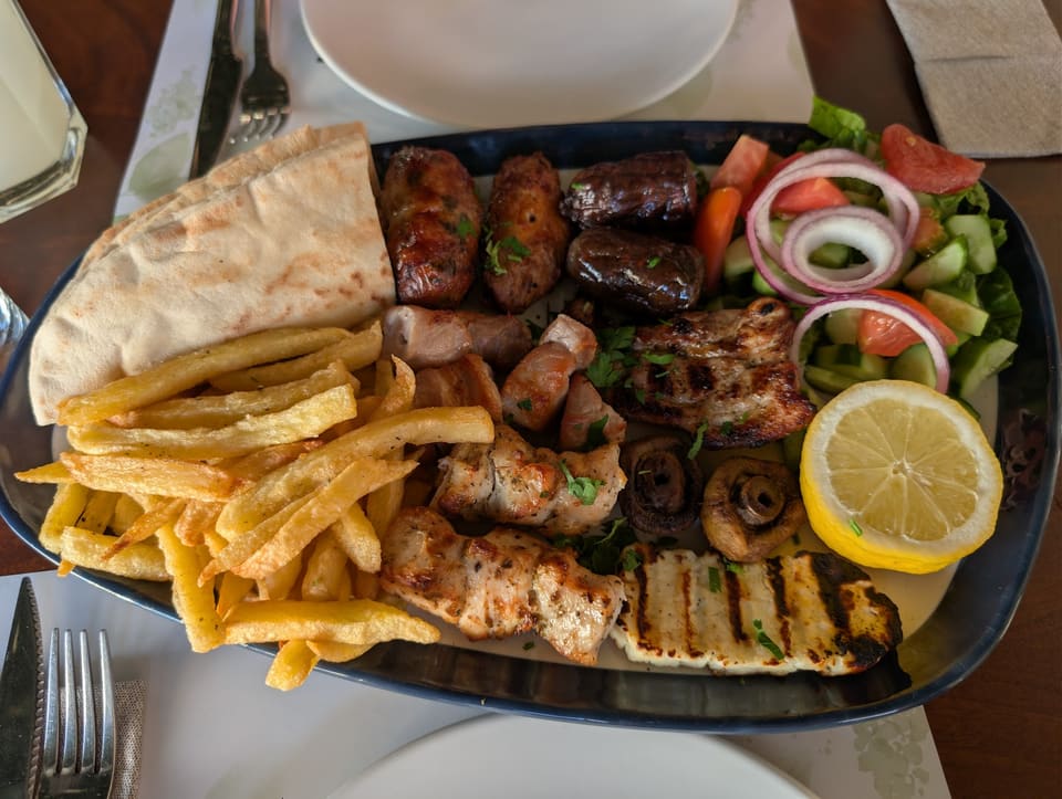 Syn Tois Allois in Larnaca