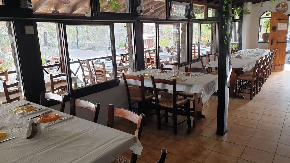 The Village Pub & Restaurant in Κακοπετριά