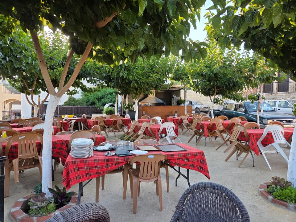 Smiyies Tavern in Neo Chorio